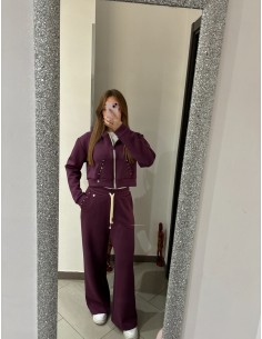 Completo di tuta viola...